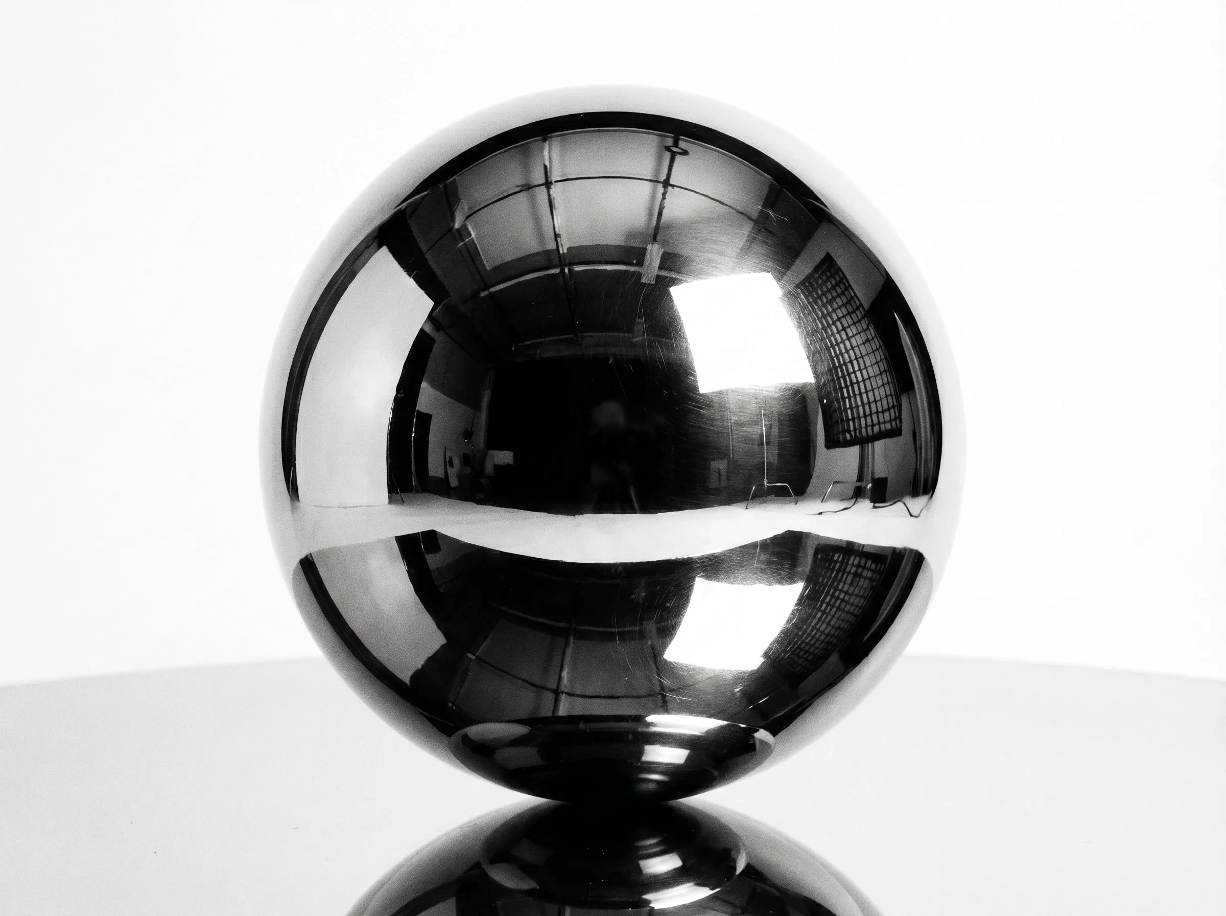 Estructura geométrica de hormigón en contraste alto